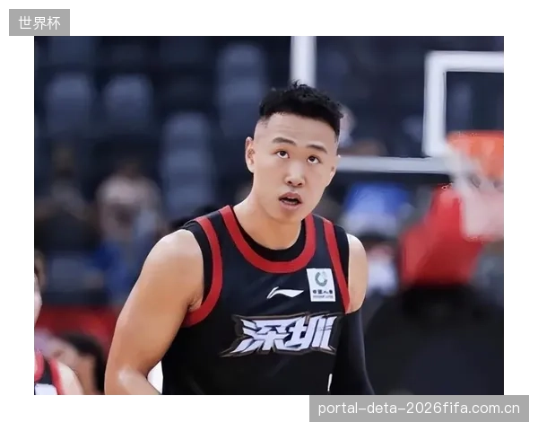 深圳男篮锋线双星闪耀，贺希宁与王浩然扛起球队进攻。
